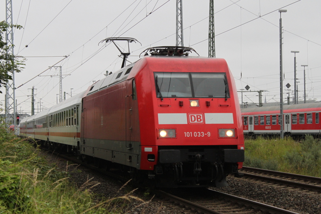 101 033-9 mit IC 2239(Warnemünde-Leipzig)bei der Ausfahrt im Rostocker Hbf.23.06.2017