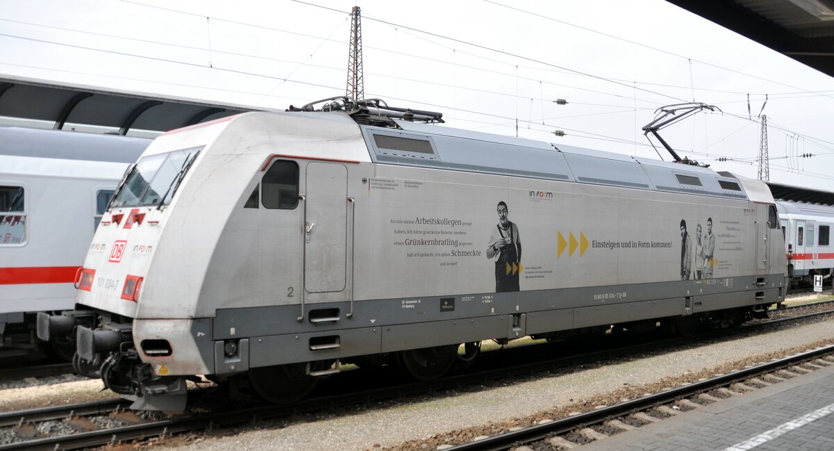 101 034-7 mit Werbung für  in Form  am 30.09.2010, in Ulm.