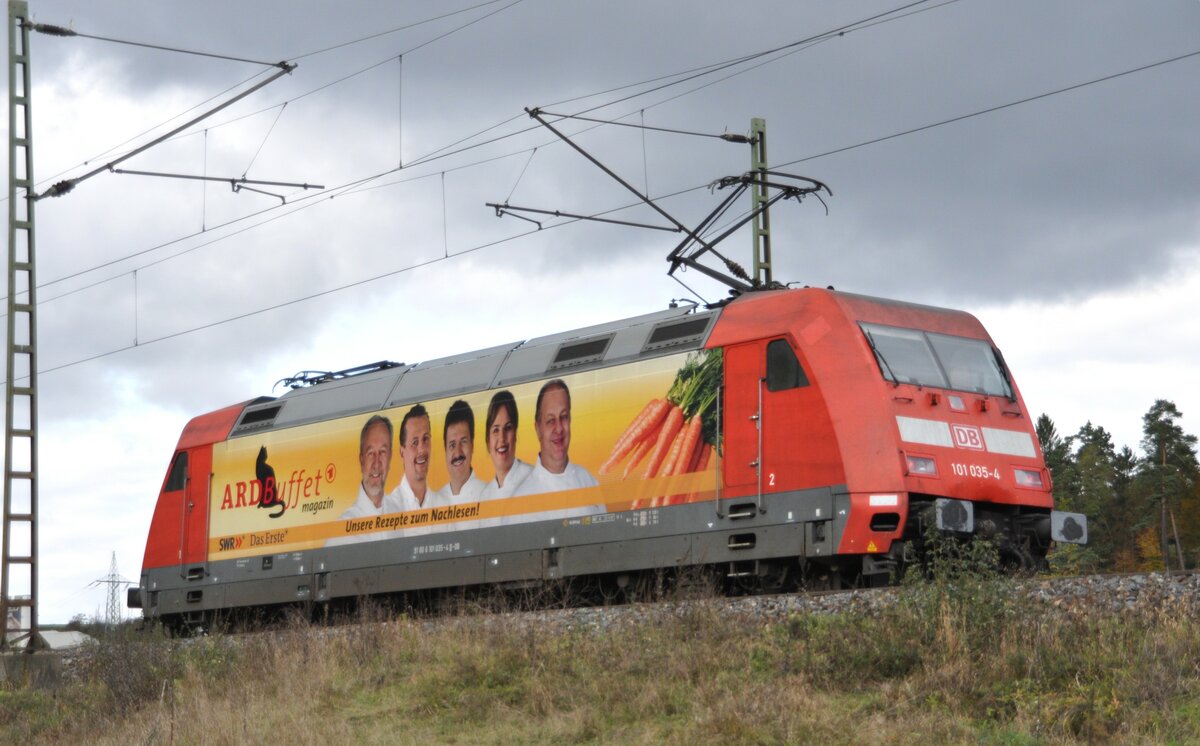 101 035-4 mit Werbung für das ARD Buffet, Leerfahrt bei Amstetten am 13.10.2009.