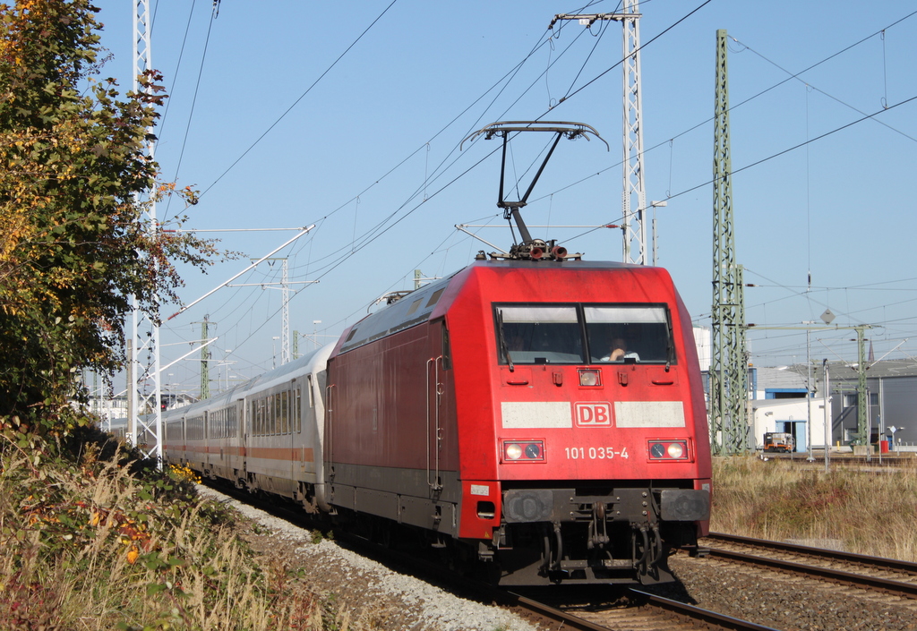 101 035-4+101 078-4(hinten) mit IC 2213 von Stralsund nach Stuttgart bei der Ausfahrt im Rostocker Hbf.12.10.2018