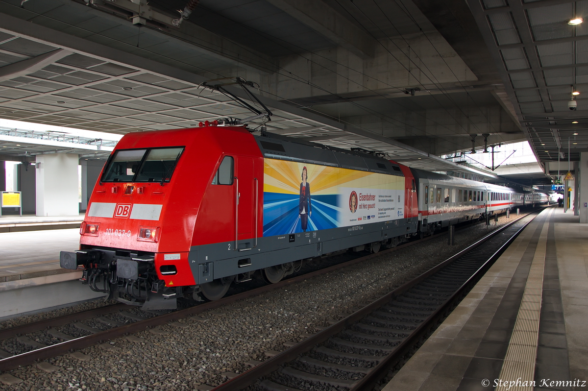 101 037-0  Eisenbahner mit Herz gesucht  mit dem IC 1993 von Berlin Südkreuz nach München Hbf in Berlin Südkreuz. Vorne am Zug befand sich eine 120er. 28.03.2014