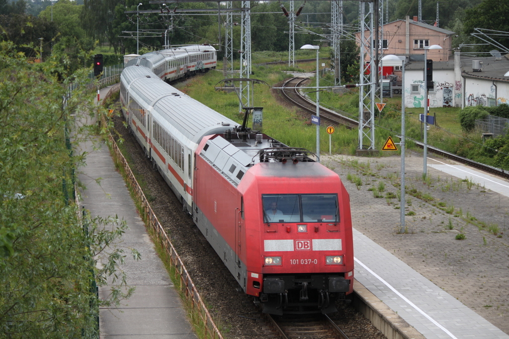 101 037-0 mit IC 2184(Hamburg-Stralsund)bei der Durchfahrt im Haltepunkt Rostock-Kassebohm.18.06.2017