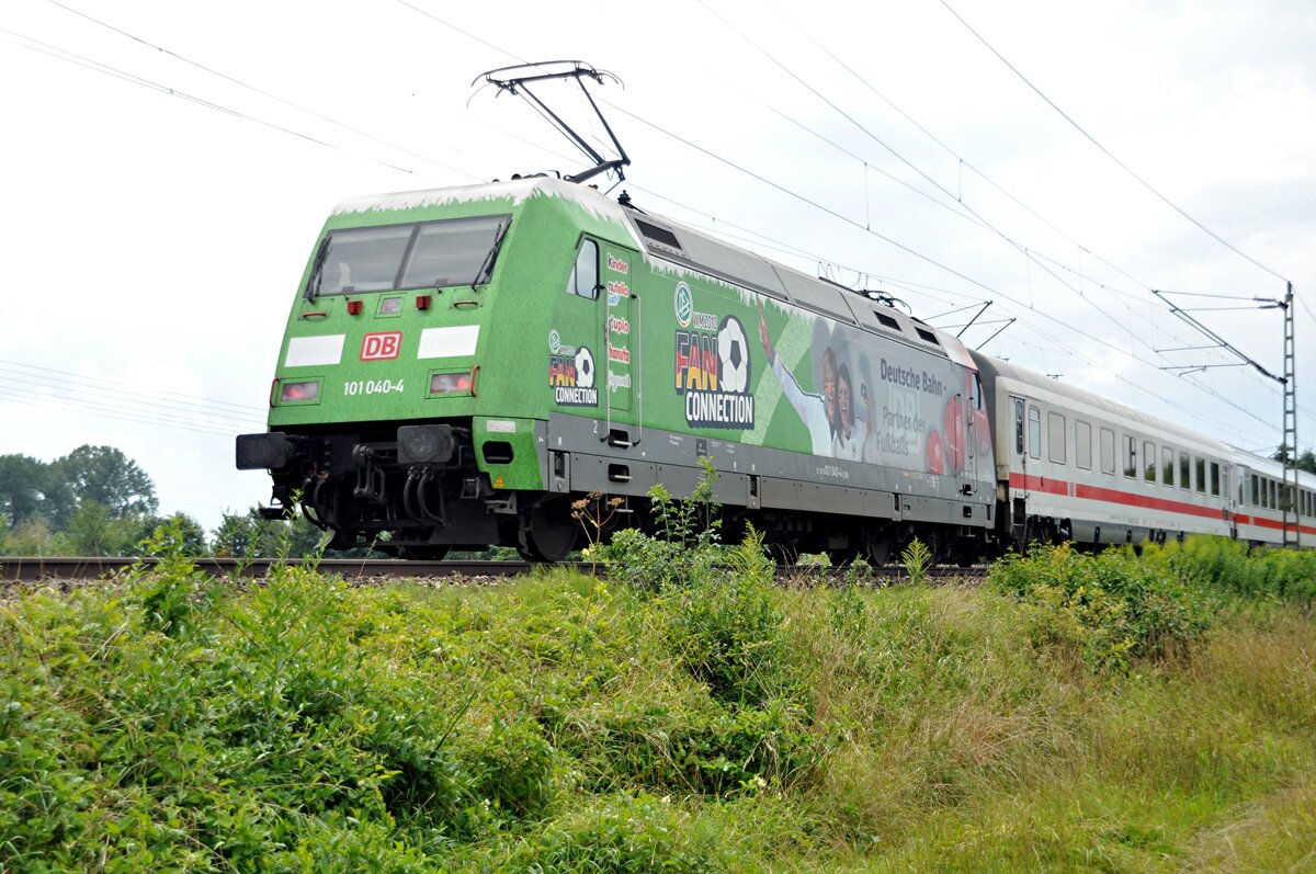 101 040-4 mit Werbung für Fußball WM mit IC in Neu-Ulm Pfuhl am 08.08.2010.
