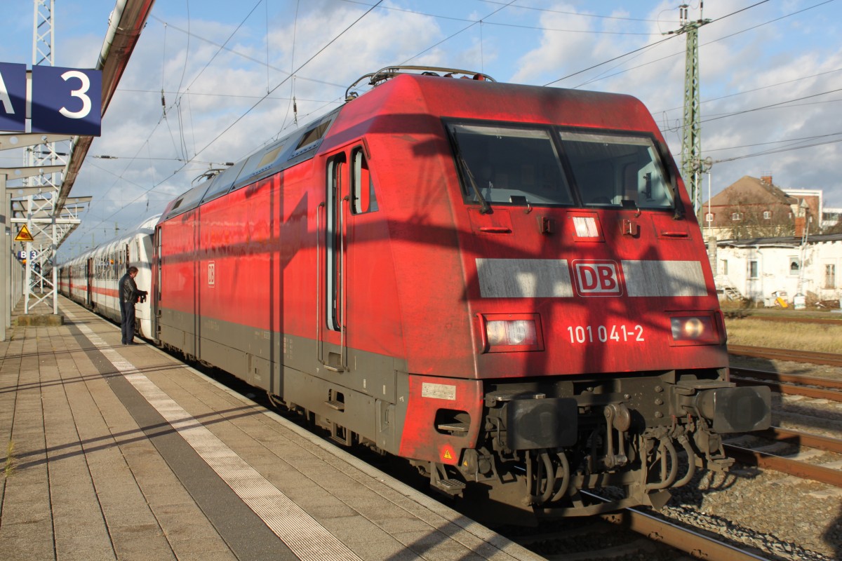 101 041-2 mit IC 2213(Binz-Stuttgart)stand am 23.12.2015 um 12:37 Uhr im Rostocker Hbf Abfahrt sollte gegen 12:43 Uhr sein aber die 2.Lok hatte am anderen Ende wieder Zickenterror gemacht.