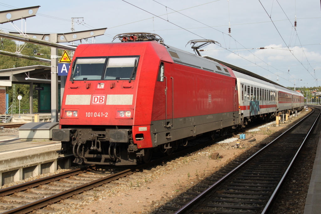101 041-2 mit IC 61470/CNL 470 Sirius von Zrich nach Ostseebad Binz kurz vor der Ausfahrt im Rostocker Hbf.27.08.2016