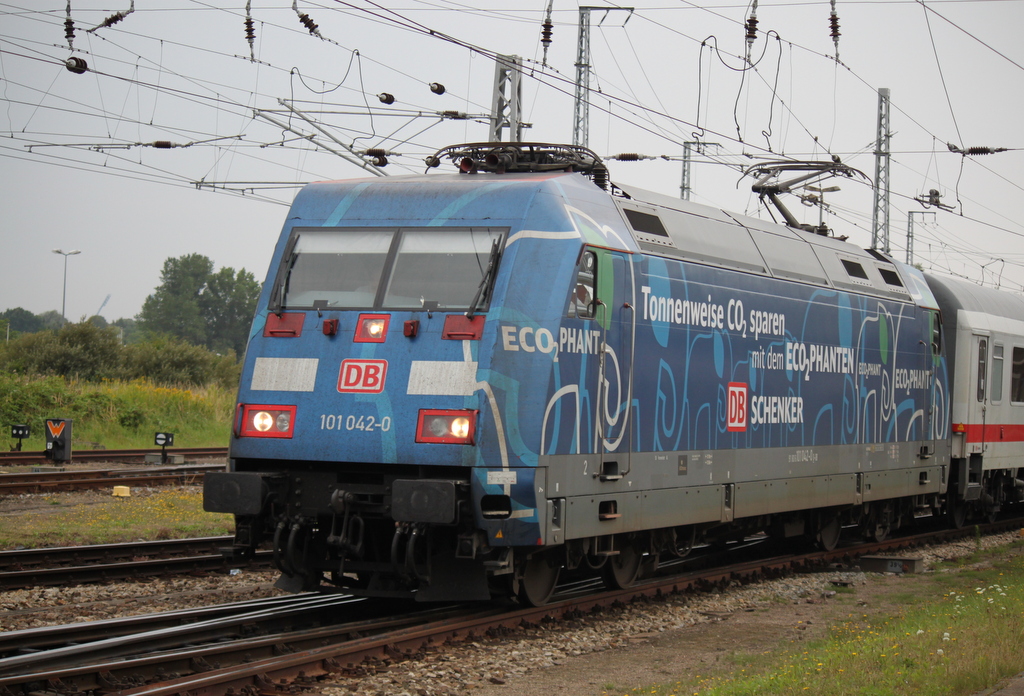 101 042-0 mit IC 2184(Hamburg-Binz)bei der Ausfahrt im Rostocker Hbf am 15.08.2015 