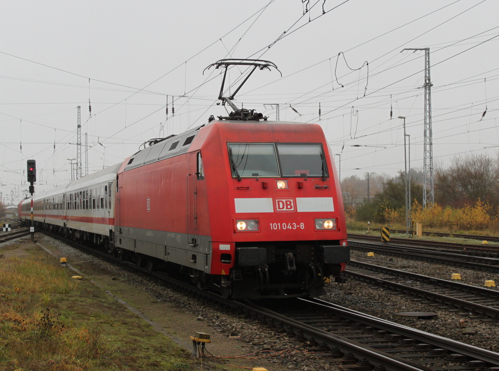 101 043-8+101 056-0(Hinten)mit IC 2239 von Rostock Hbf nach Leipzig Hbf bei der Bereitstellung im Rostocker Hbf.25.11.2016