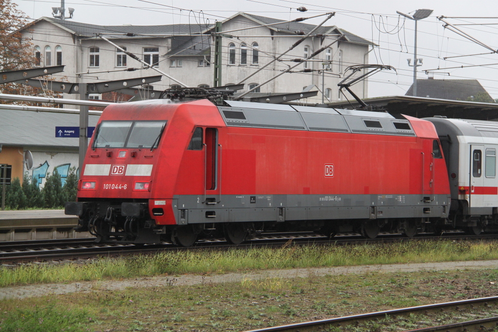 101 044-6 mit IC 2213(Binz-Stuttgart)kurz vor der Ausfahrt im Rostocker Hbf.28.10.2016