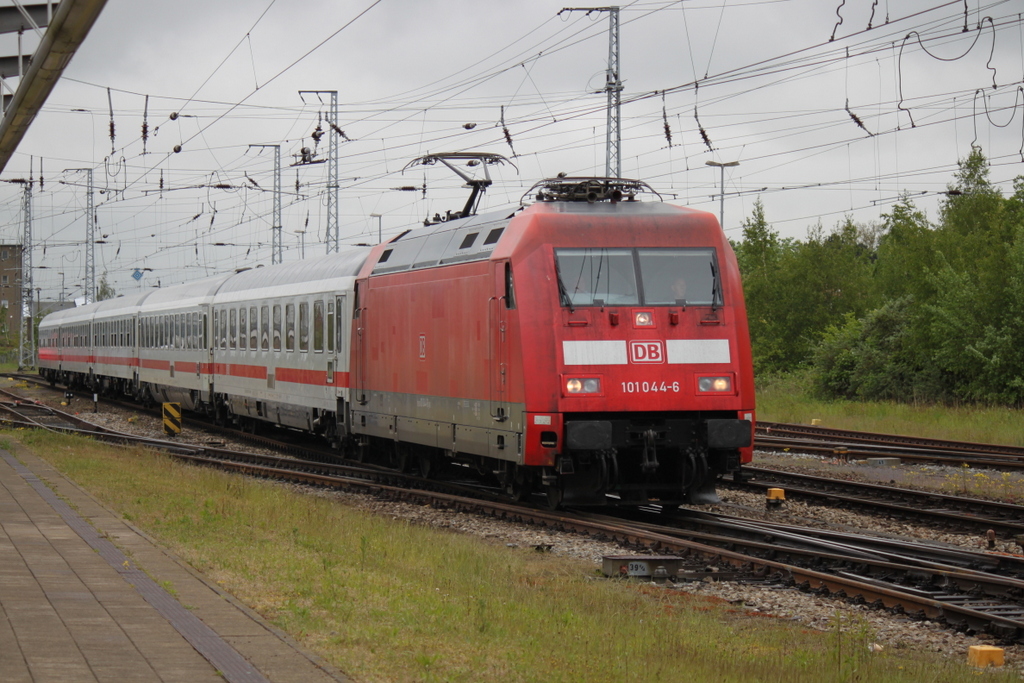 101 044-6 mit IC 2238(Leipzig-Warnemnde)bei der Einfahrt im Rostocker Hbf.23.05.2015