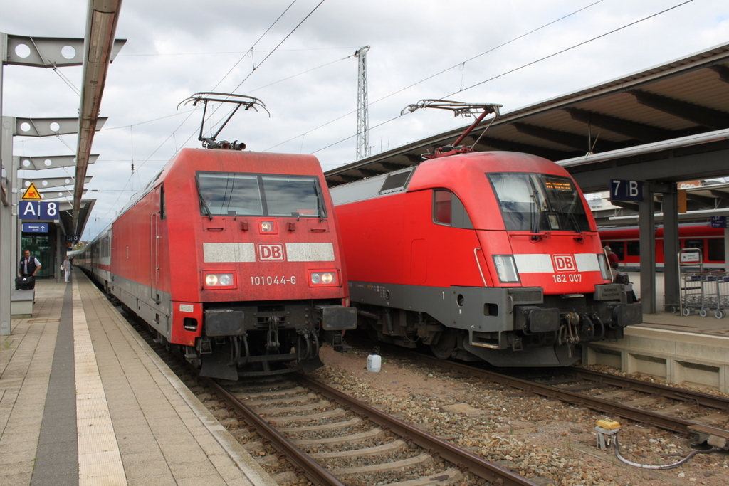 101 044-6+101 084-2(hinten)mit IC 2417 von Stralsund Hbf nach Kln bei der Ausfahrt im Rostocker Hbf.18.09.2016