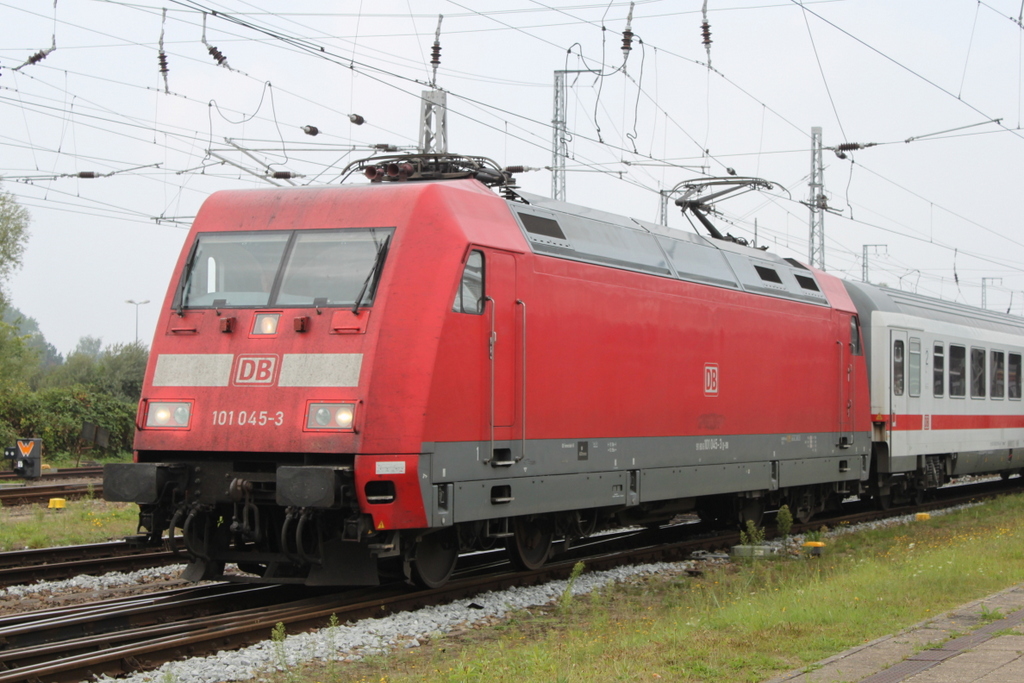 101 045-3 mit IC2212(Koblenz-Binz)bei der Ausfahrt im Rostocker Hbf.07.09.2018