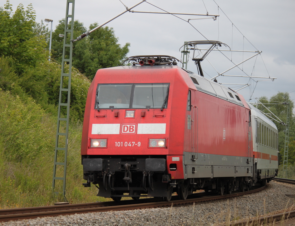 101 047-9 Sicherheit im Blick mit IC 2377 von Ostseebad Binz nach Frankfurt(Main)Hbf bei der Einfahrt im Rostocker Hbf.21.06.2015
