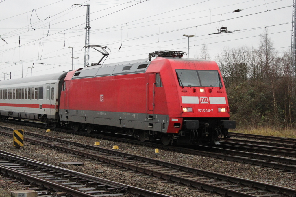 101 048-7 mit IC 2212(Koblenz-Binz)bei der Einfahrt im Rostocker Hbf.11.12.2015
