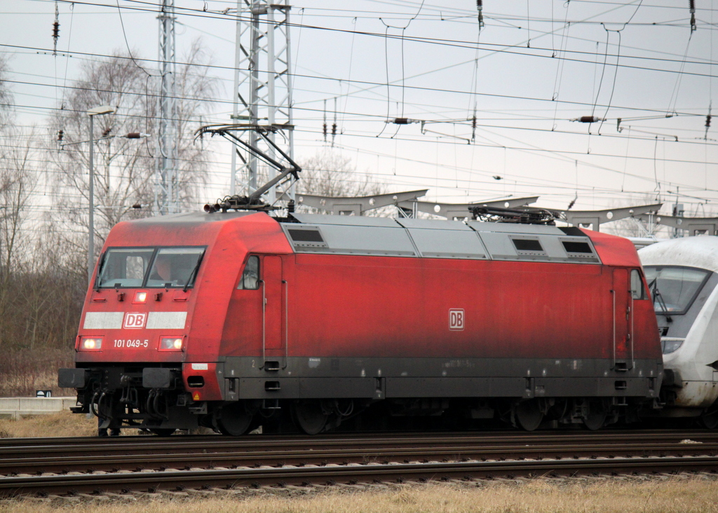 101 049-5 mit dem langen IC 2213 von Ostseebad Binz nach Stuttgart Hbf kurz vor der Ausfahrt im Rostocker Hbf.21.02.2014