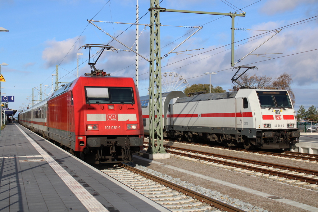 101 051-1 mit IC 2903(Warnemünde-Dresden)kurz vor der Ausfahrt in Warnemünde.31.10.2020