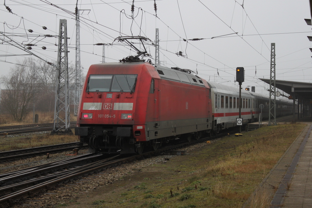101 054-5 mit IC 2182(Hannover-Stralsund)bei der Einfahrt im Rostocker Hbf.04.02.2017