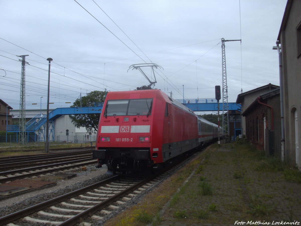 101 055-2 mit einem InterCity beim verlassen des Bahnhofs Bergen auf R�gen am 3.6.14