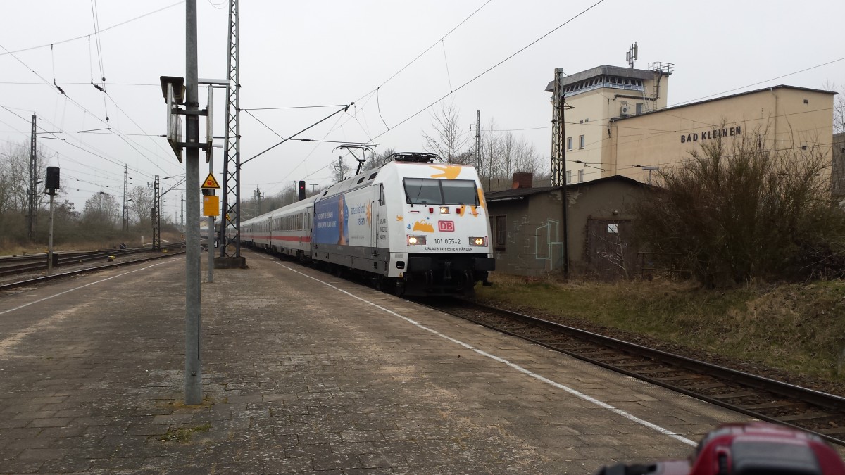 101 055 mit IC 2216(Stuttgart-Greifswald)bei der Einfahrt im Bahnhof Bad Kleinen.14.03.2016