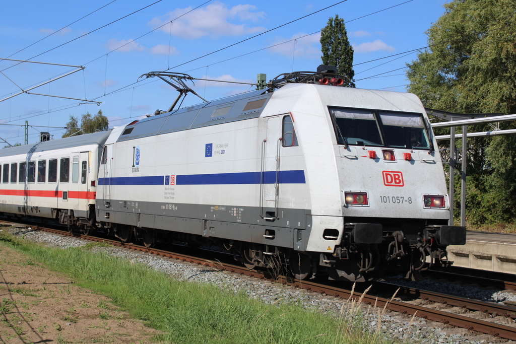 101 057 mit IC 2239(Warnemünde-Leipzig)bei der Einfahrt im Rostocker Hbf.15.09.2023