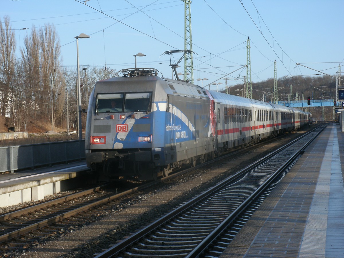101 060-2 bei der Einfahrt mit dem IC 2212 Binz-Stuttgart,am 03.Januar 2014,in Bergen/Rügen.