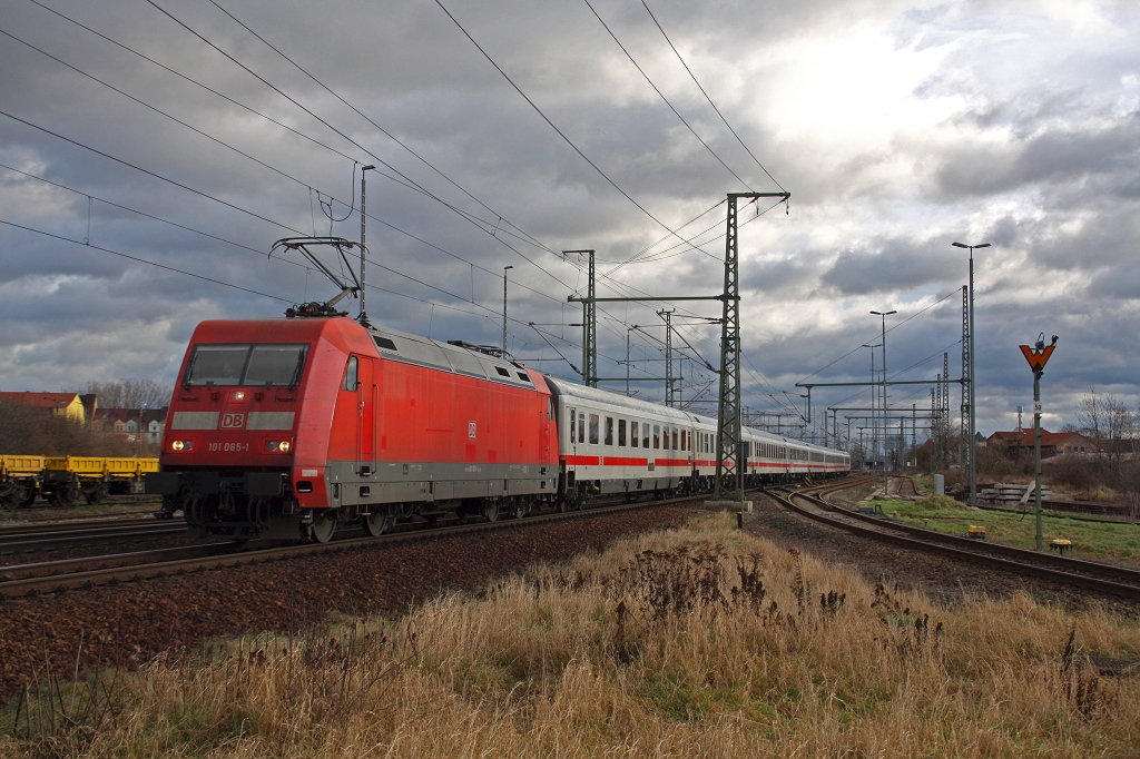 101 065 auf dem Gegengleis gen Erfurt am 10.01.14 in Weimar gen Erfurt