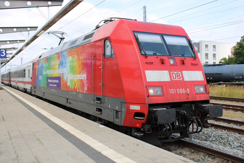 101 066  Einziganders  stand am Mittag mit IC 2213 von Ostseebad Binz nach Stuttgart im Rstocker Hbf.02.07.2021 