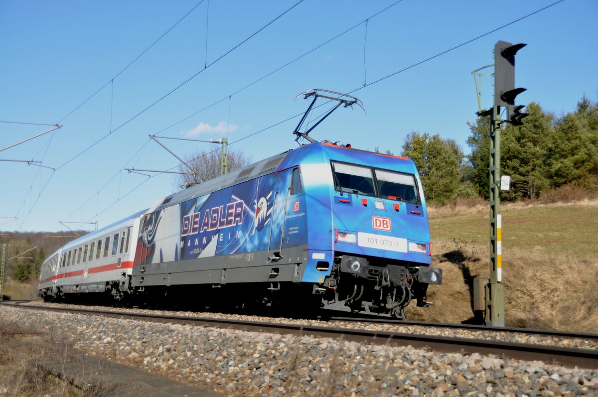 101 070-0  Die Adler  mit IC bei Urspring am 01.03.2010.