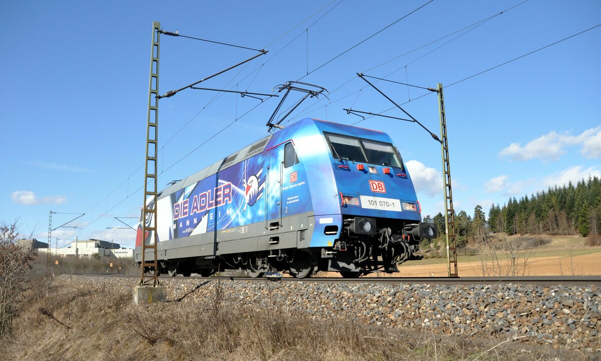 101 070-1 mit Werbung:  Die Adler  in Amstetten am 01.03.2010.
