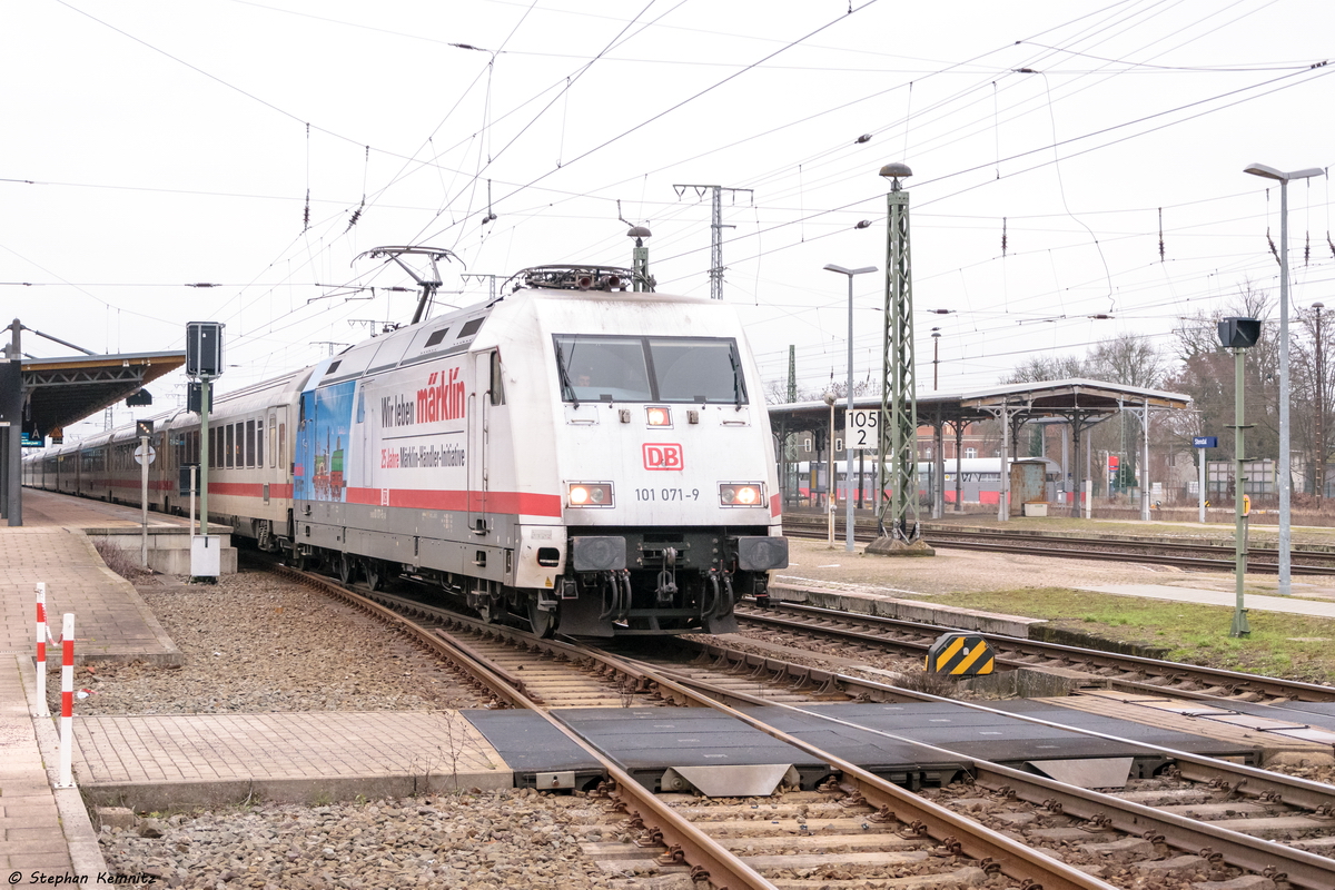 101 071-9  25 Jahre Märklin-Händler-Initiative  mit dem IC 148 von Berlin Ostbahnhof nach Amsterdam Centraal, bei der Ausfahrt aus Stendal. 16.01.2016 Fotostandpunkt ist der Bahnsteig des Gleis 7.