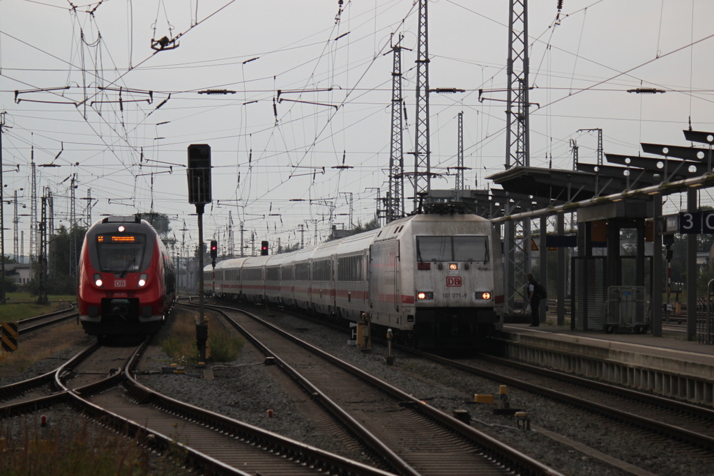 101 071-9 mit IC 2217(Stralsund-Stuttgart)bei der Einfahrt im Rostocker Hbf.08.08.2015
