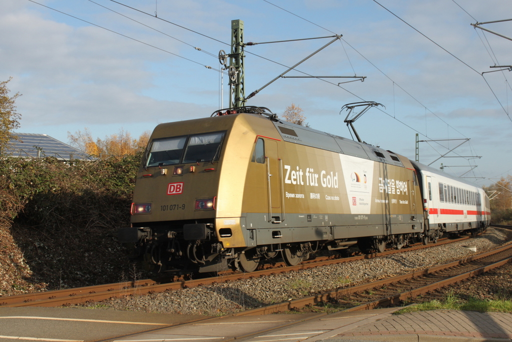101 071-9  Zeit für Gold  mit IC 2213 von Ostseebad Binz nach Stuttgart Hbf bei der Einfahrt im Rostocker Hbf.10.11.2019