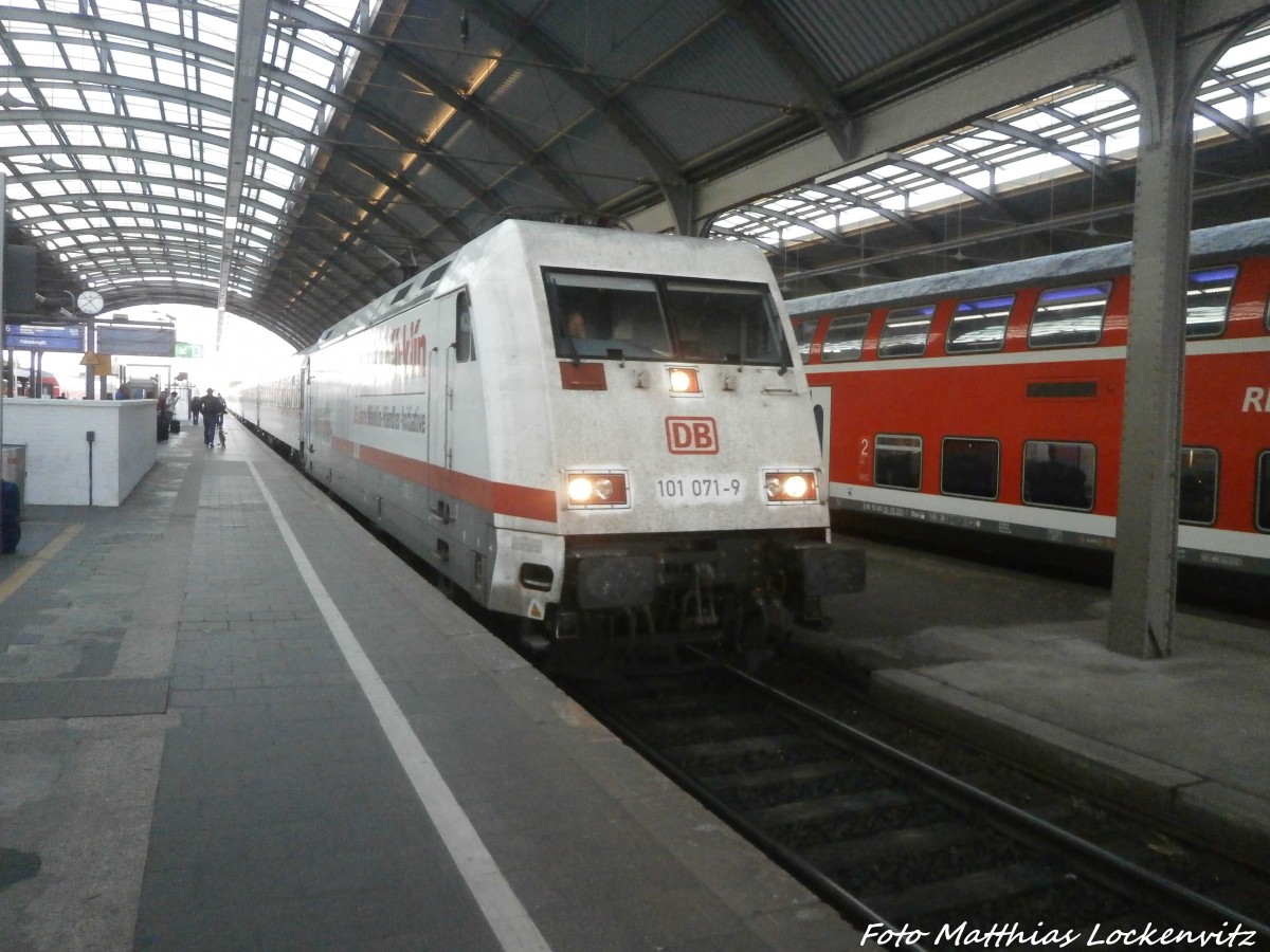101 071 mit der M�rklin Werbung beim einfahren in den Hallenser Hbf am 28.5.15