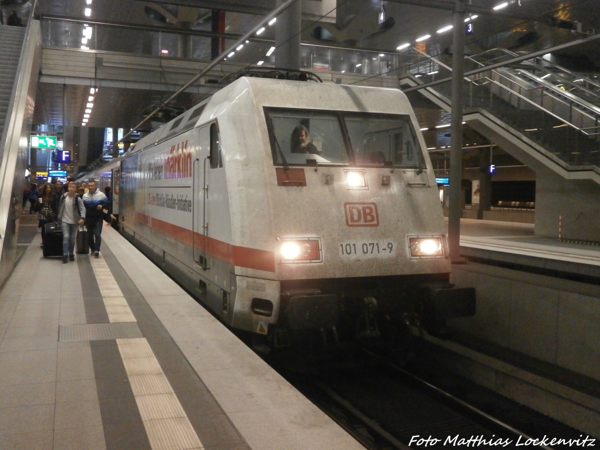101 071 mit der M�rklin Werbung im Berliner Hbf am 28.5.15