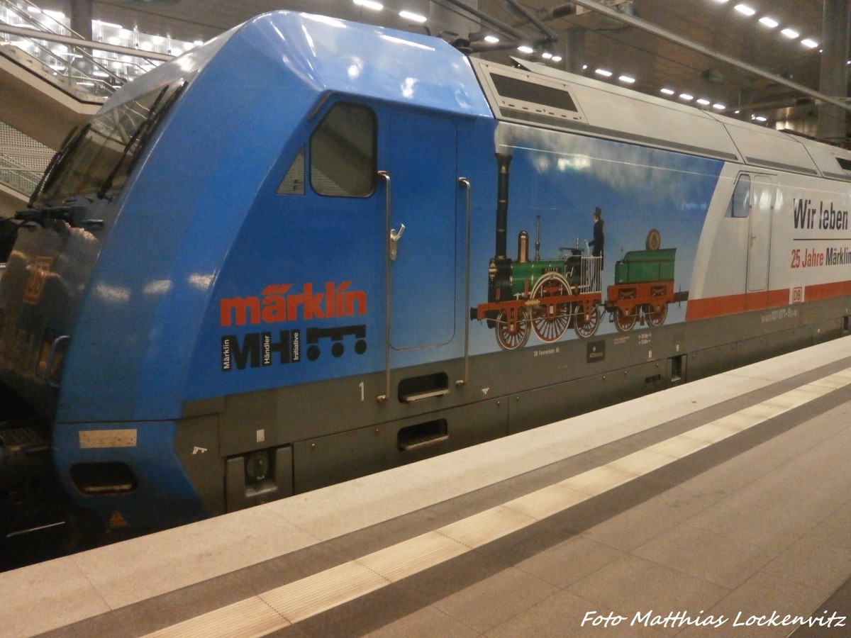 101 071 mit der M�rklin Werbung im Berliner Hbf am 28.5.15