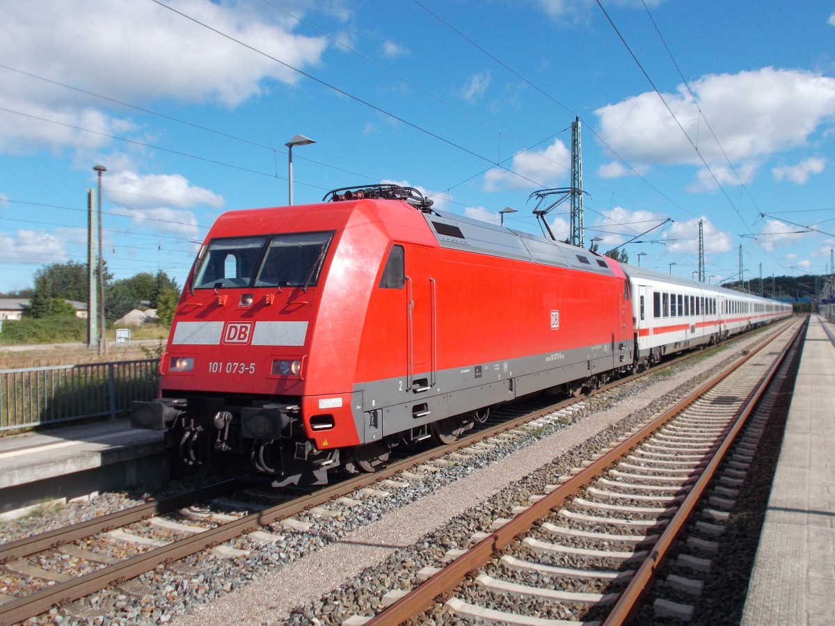 101 073 mit dem IC 2213 Binz-Stuttgart,am strahlenblauen 07.September 2015,in Bergen/Rügen.