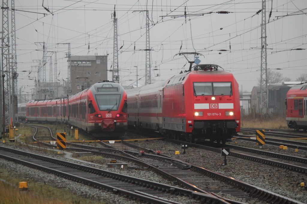 101 074-3 mit IC 2212(Koblenz-Binz)bei der Einfahrt im Rostocker Hbf.03.01.2020
