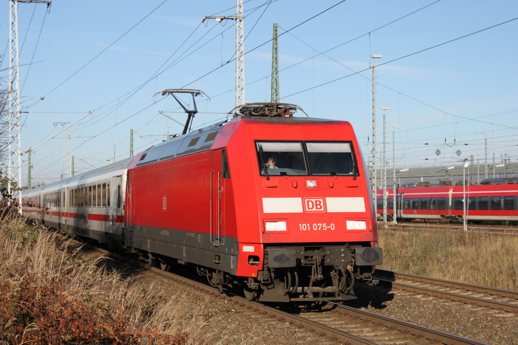 101 075-0 mit IC 2417(Rostock-Kln)bei der Ausfahrt im Rostocker Hbf.13.11.2016 