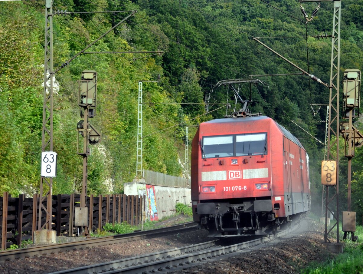101 076-8 auf der Geislinger Steige am 12.09.2010. Mit einer deutlichen Sandfahne. Was den Lokführer dazu veranlasste, diese Staubfahne auszulösen gibt es verschiedene Meinungen: Das Ventil konnte nicht schließenfällt aus, da erst an meinem Standpunkt die Aktion gestartet wurde. Es war trocken, so fällt auch ein schlüpfriges Gleis aus. Der Lokführer wollte damit grüßen -- naja?!? Der Lokführer wollte ärgern, da durch den feinen Sand die Kamera Schaden nehmen kann und es für den Fotografen unangenehm wird.....???