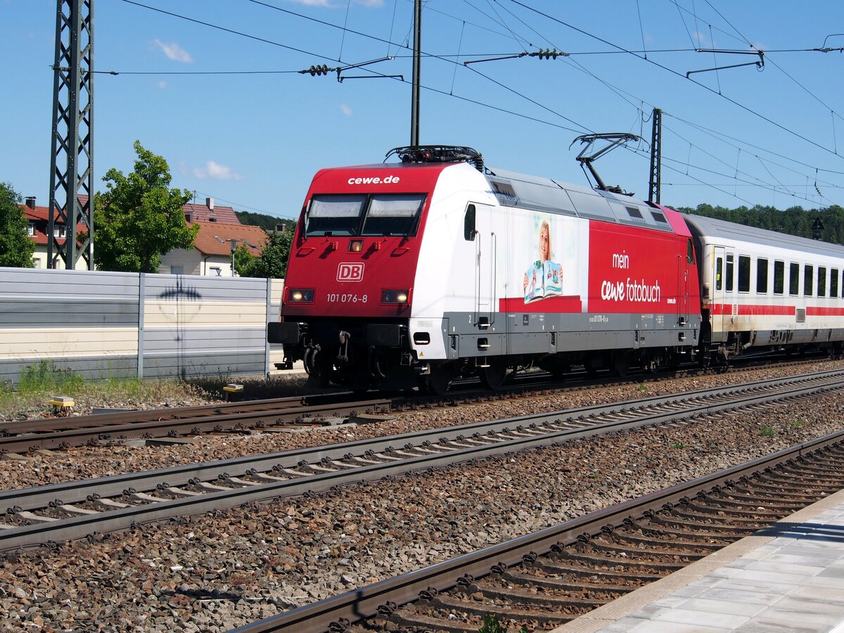 101 076-8 mit Werbung  Cewe Fotobuch  mit IC in Amstetten am 12.08.2020.