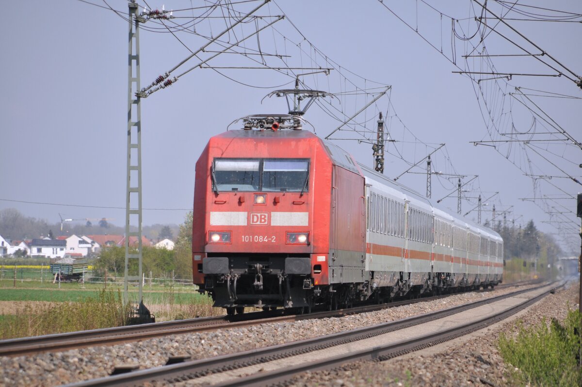 101 084-2 mit IC bei Neu-Ulm Pfuhl am 22.04.2022.