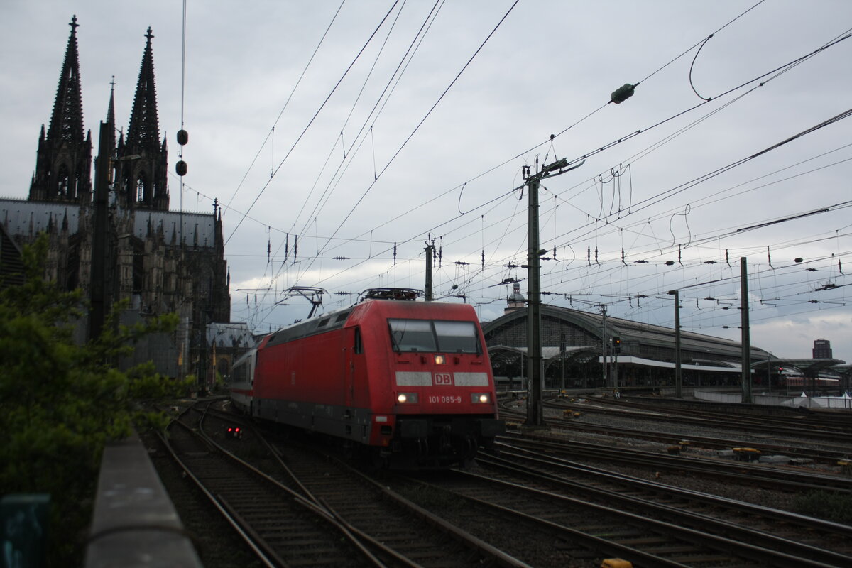 101 085 verl�sst den Bahnhof K�ln Hbf am 2.4.22