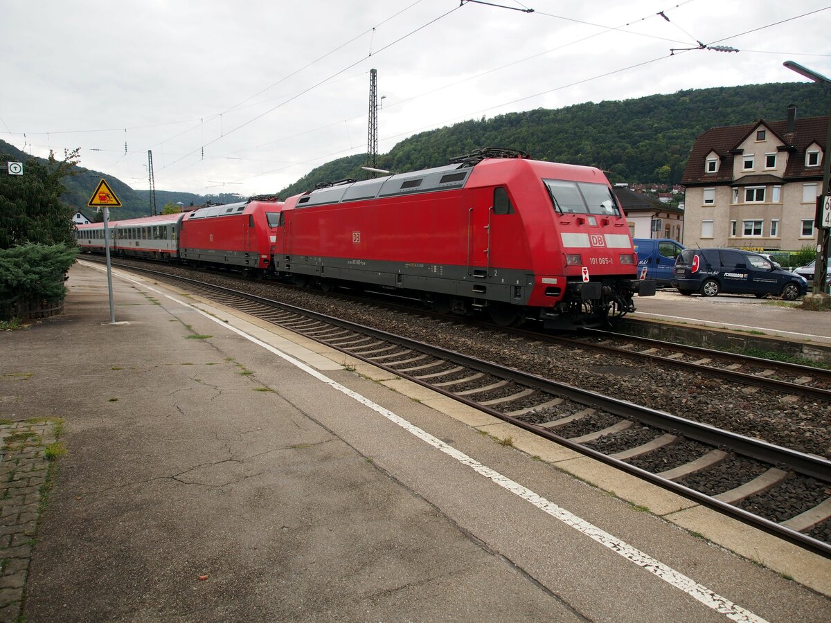 101 087-5 mit ÖBB EC und angehängten 2x 101 065-1 und einer anderen 101 im Schlepp in Geislingen Steige am 02.10.2021.
