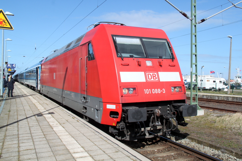 101 088-3 mit EC 179(Warnemnde-Prag)stand am 03.04.2015 im Bahnhof Warnemnde.