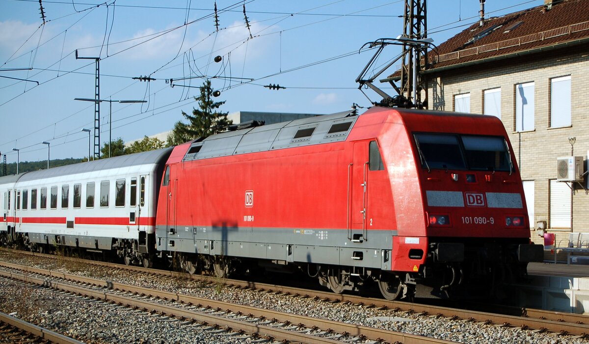 101 090-9 mit IC in Amstetten am 26.08.2007.