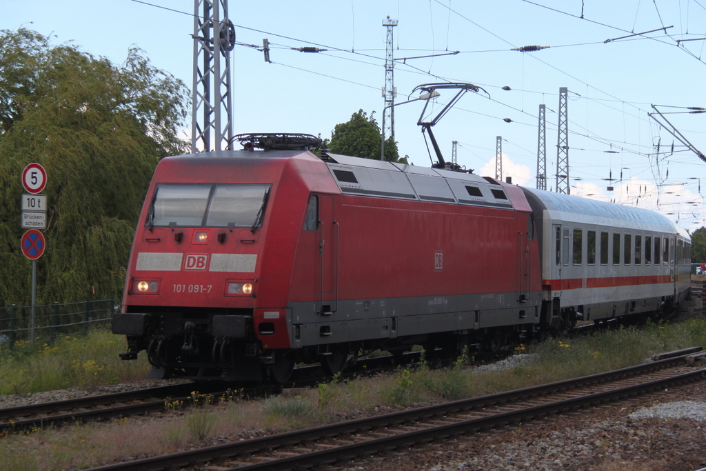 101 091-7 mit IC2239 von Warnemnde nach Leipzig Hbf bei der Ausfahrt im Bahnhof Warnemnde.30.05.2015