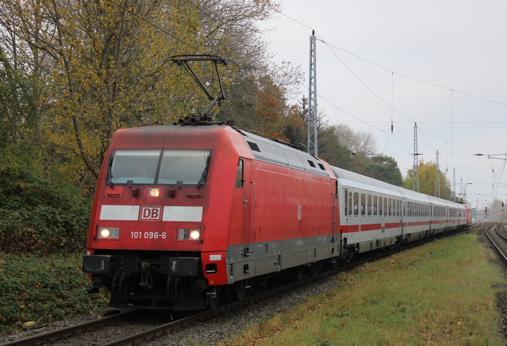 101 096-6+101 051-1(hinten)mit IC 2901 von Warnemünde nach Dresden Hbf bei der Durchfahrt in Rostock-Bramow.08.11.2020