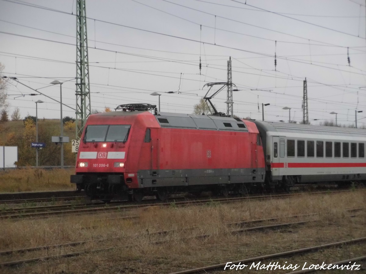 101 096 fuhr mit dem Intercity auf Gleis 5 in Bergen auf R�gen nahc Ostseebad binz durch am 7.11.15