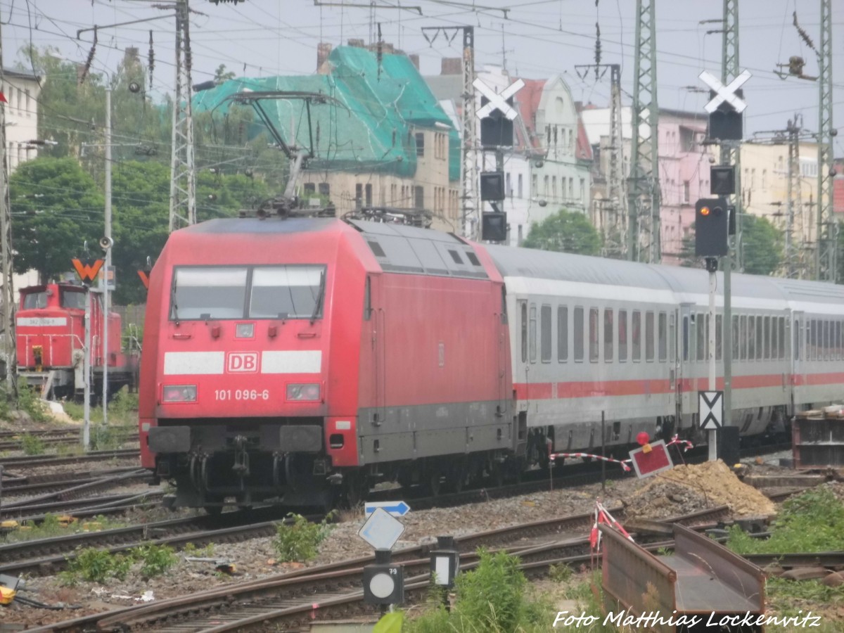 101 096 l�sst mit ihrem InterCity (IC) den Hallenser Hbf hinter sich am 13.6.15