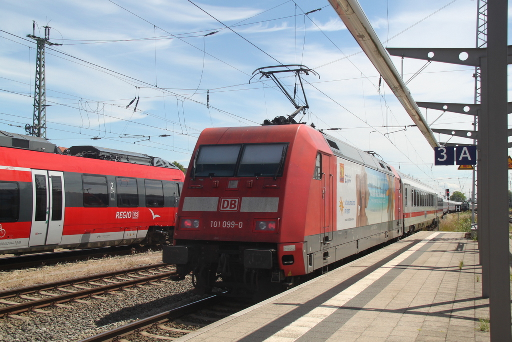 101 099-0 mit IC 2213(Binz-Stuttgart)bei der Ausfahrt im Rostocker Hbf.26.06.2015