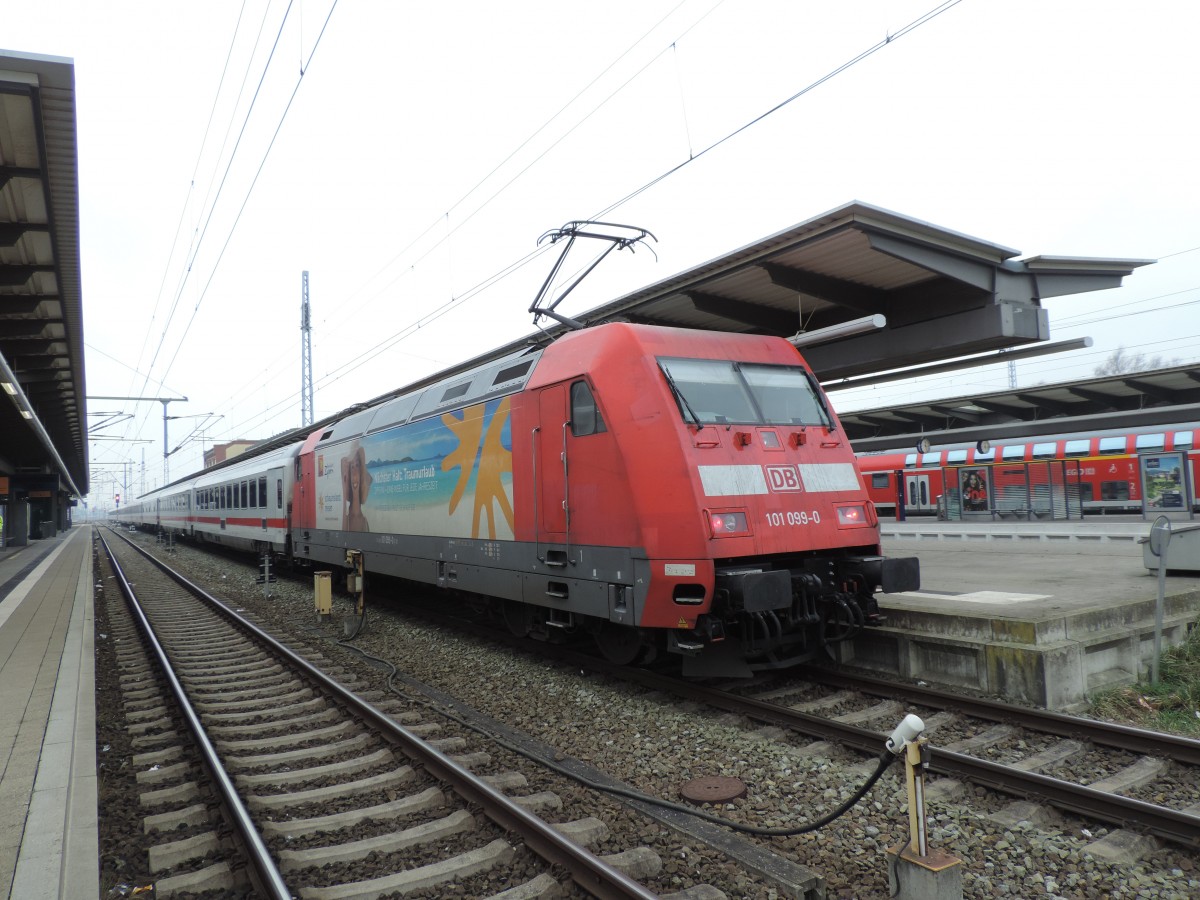 101 099-0 mit IC 2213(Binz-Stuttgart)kurz vor der Ausfahrt im Rostocker Hbf.02.01.2016
